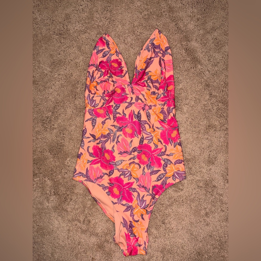 🌺Old Navy One-Piece Swimsuit with Floral Accents